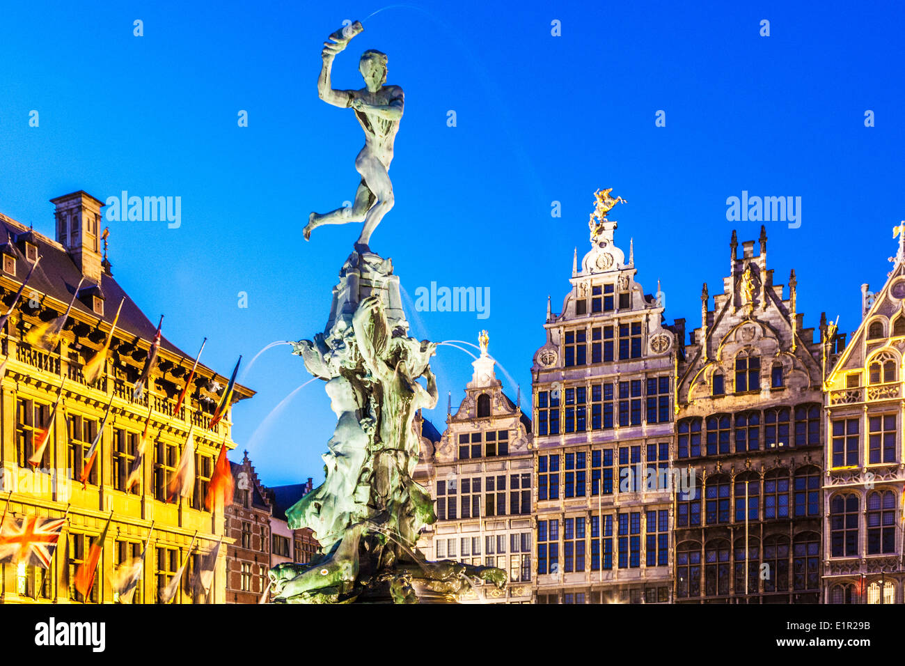 Brabo-Brunnen und mittelalterlichen Gilden Häuser in der Grote Martk, Hauptplatz in Antwerpen, Belgien in der Nacht Stockfoto