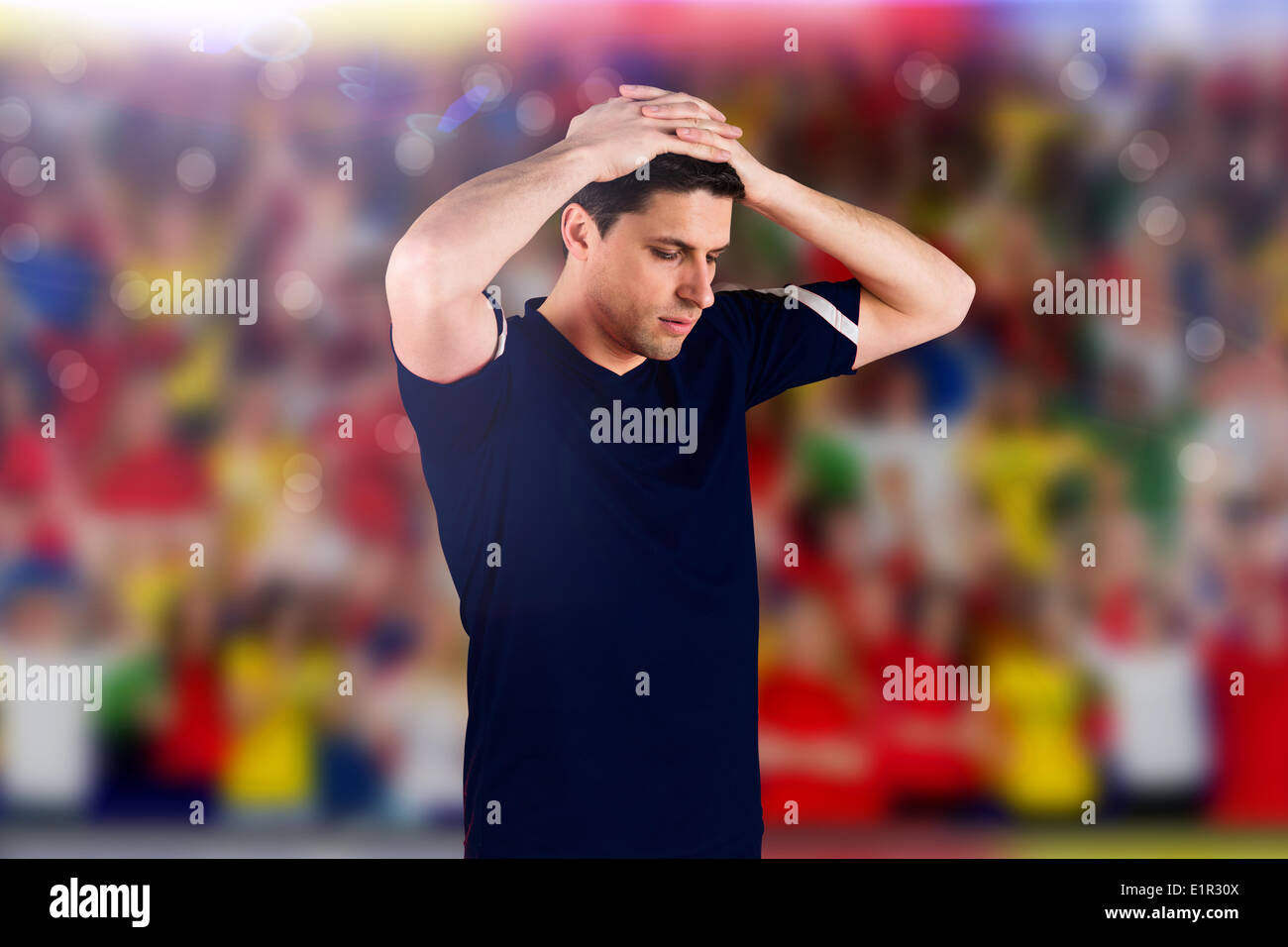 Zusammengesetztes Bild enttäuscht-Football-Spieler auf der Suche nach unten Stockfoto
