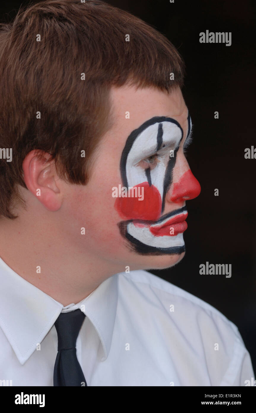 Teenager Mann mit einem gemalten Clowns-Gesicht. Stockfoto