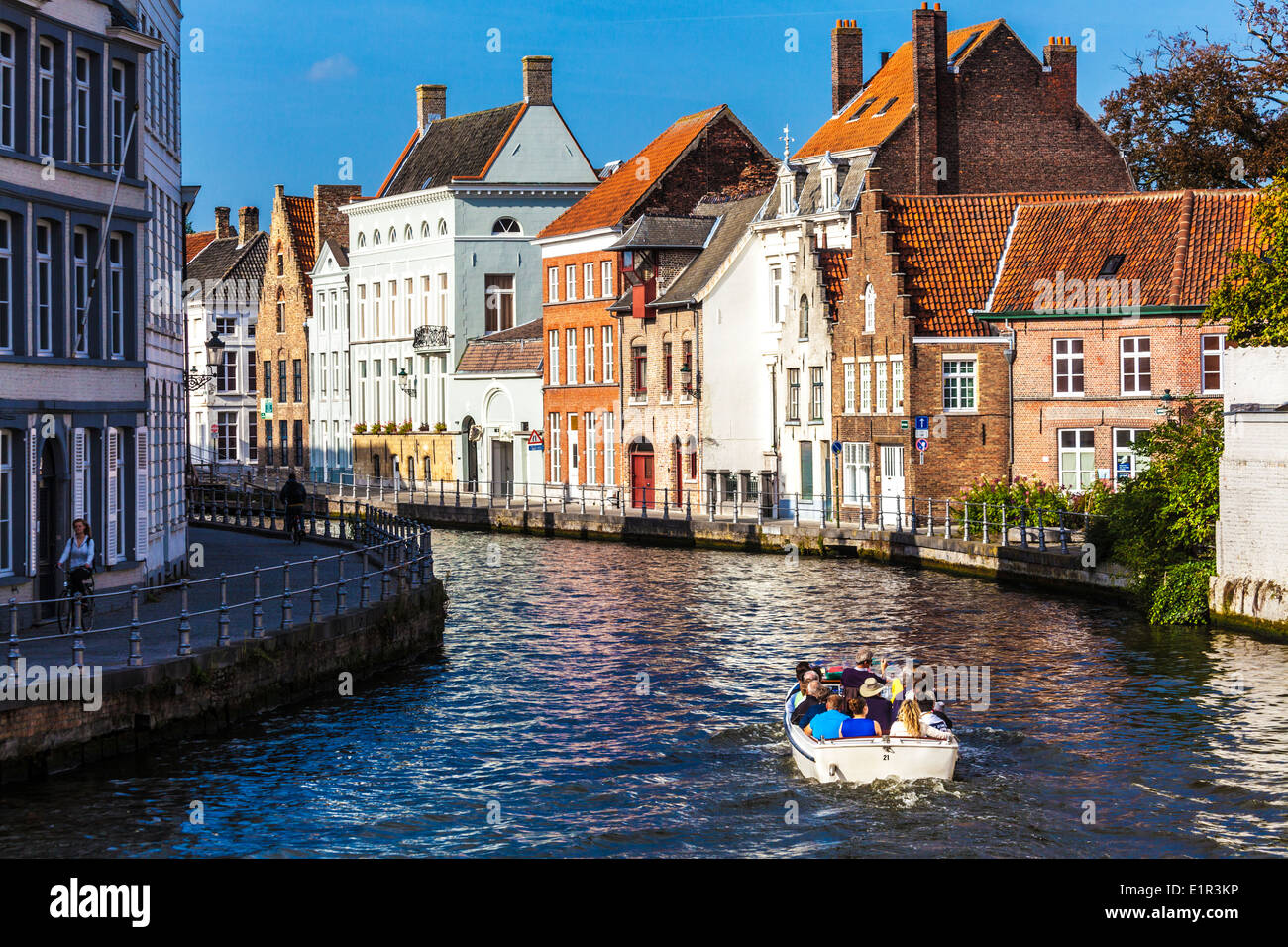 Touristenboot entlang des St. Annarei Kanals in Bruges,(Brugge), Belgien Stockfoto