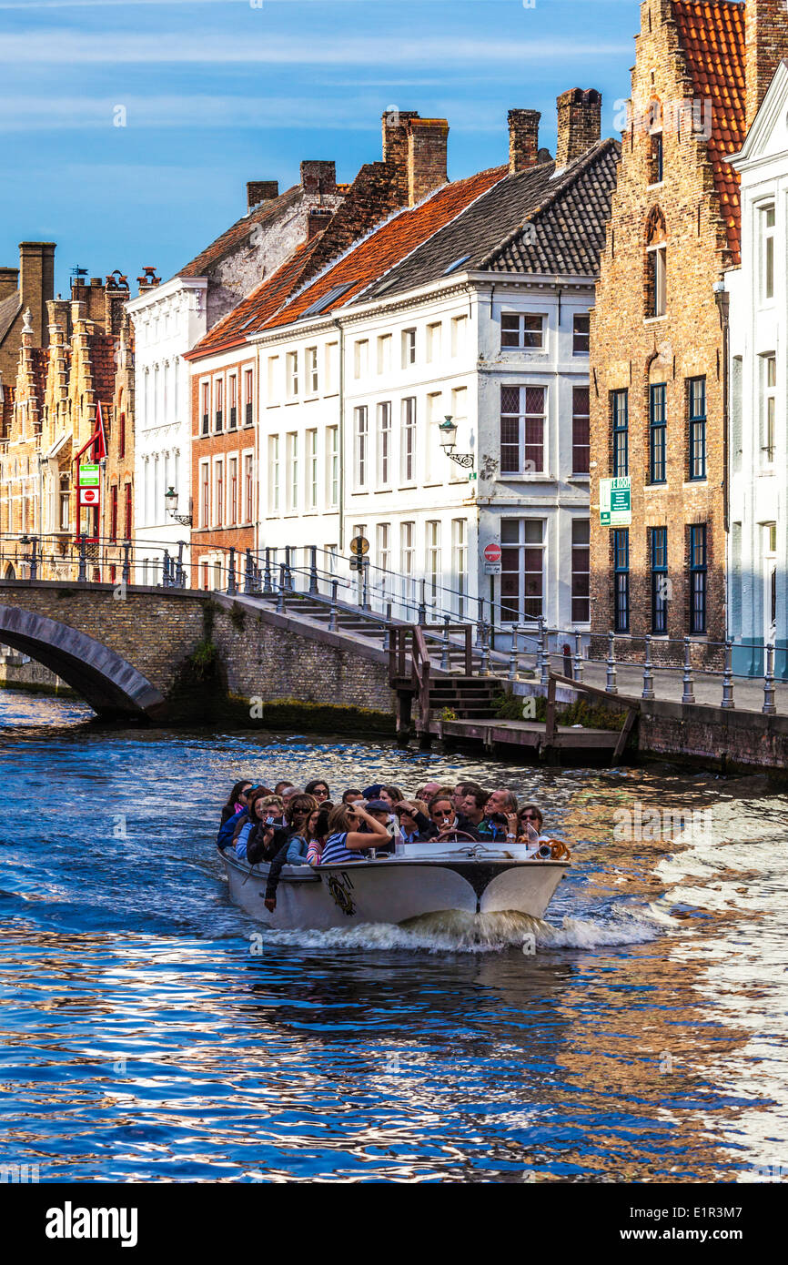Touristenboot entlang des St. Annarei Kanals in Bruges,(Brugge), Belgien Stockfoto