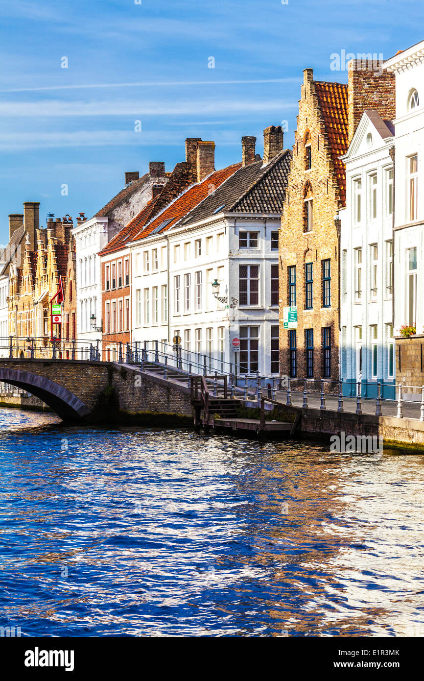 Häuser und Steg entlang des St. Annarei Kanals in Bruges,(Brugge), Belgien Stockfoto
