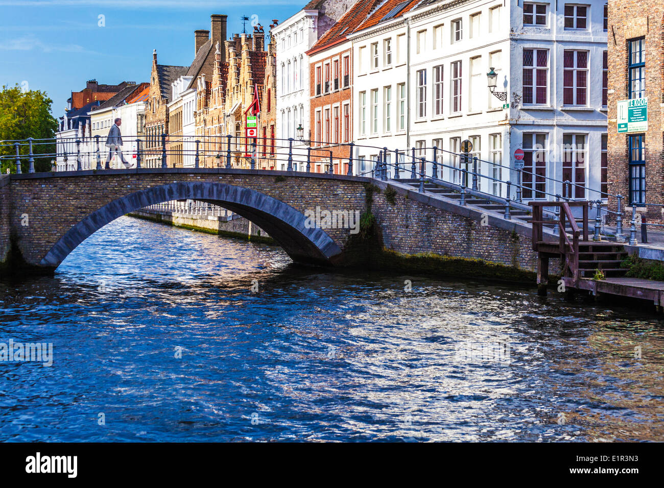 Ein Mann geht über die Brücke über den St. Annarei Kanal in Bruges,(Brugge), Belgien Stockfoto
