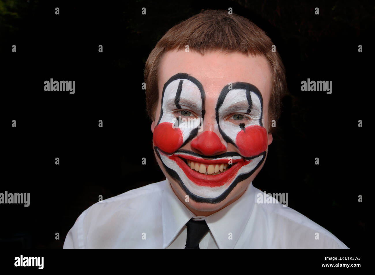 Teenager Mann mit einem gemalten Clowns-Gesicht. Stockfoto