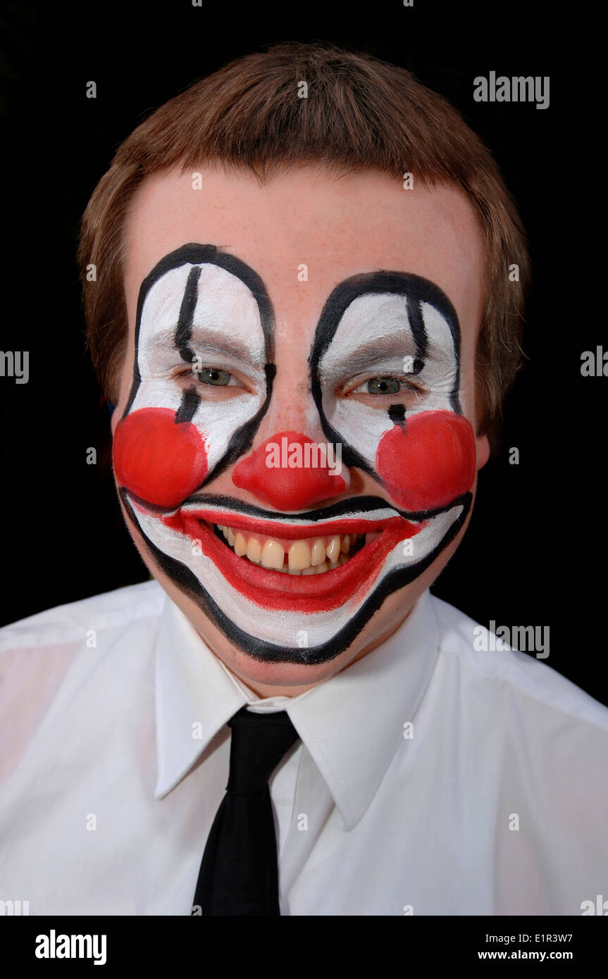 Teenager Mann mit einem gemalten Clowns-Gesicht. Stockfoto