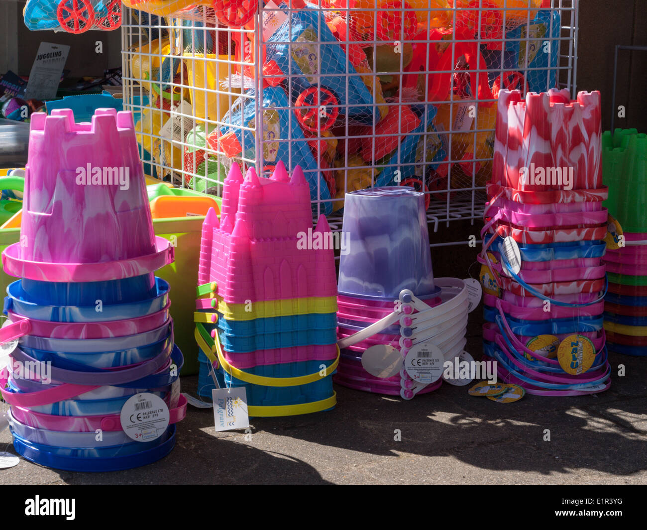 Buntes Spielzeug Eimer für den Verkauf in einem direkt am Strand laden in Filey, Yorkshire Stockfoto