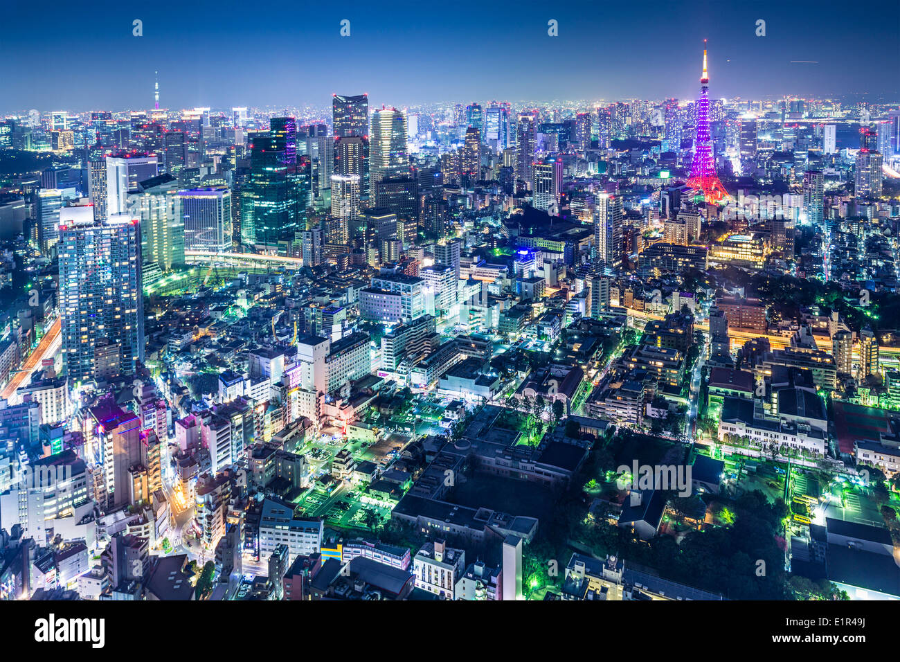 Tokyo, Japan Stadt Skyline mit Tokyo Tower und Tokyo Skytree in der Ferne. Stockfoto