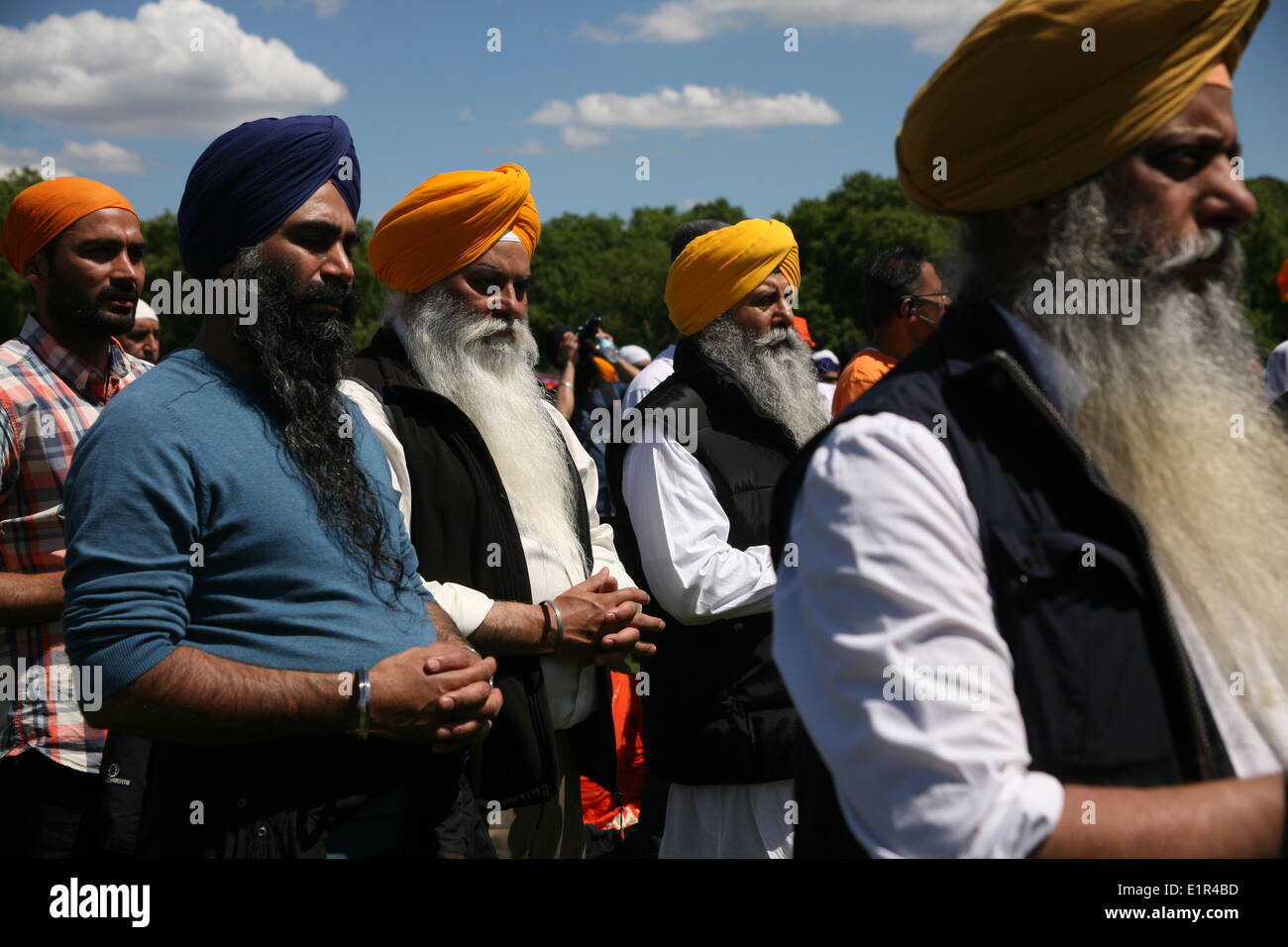 London, UK. 8. Juni 2014. Tausende von Sikhs versammeln sich in Hyde Park, London und März zum Trafalgar Square, anlässlich des 30. Jahrestages der 1984-Massaker an Sikhs im Goldenen Tempel in Punjab und auch protest gegen was sie, als die laufende Verfolgung der Sikhs in Indien behaupten. Bildnachweis: Jay Shaw Baker/NurPhoto/ZUMAPRESS.com/Alamy Live-Nachrichten Stockfoto