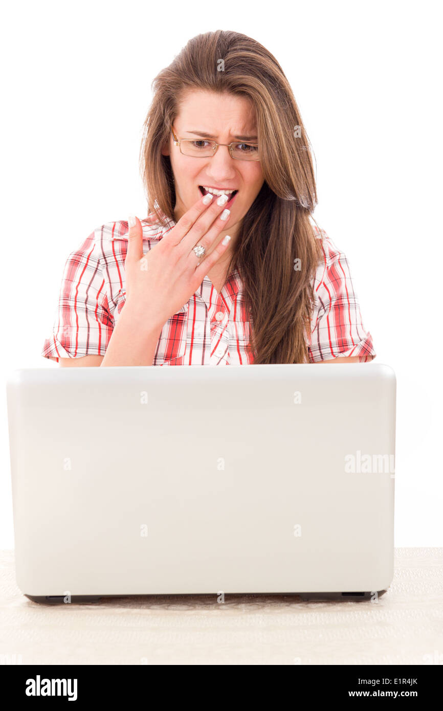 ziemlich geschockt lässige Frau in Hemd mit laptop Stockfoto