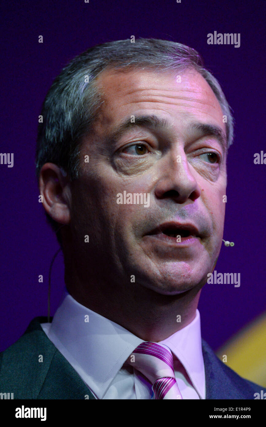 Eastbourne, Großbritannien, 06.07.2014: UKIP-Süd-Ost-Konferenz. Parteichef Nigel Farage befasst sich mit der 3. UKIP South East Jahreskonferenz im Wintergarten. Bild von Julie Edwards Stockfoto