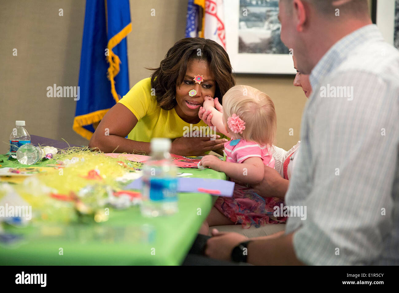 US-First Lady Michelle Obama besucht mit militärischen Familien arbeiten an Kunsthandwerk in Maryland Fisher House IV am Walter Reed National Military Medical Center 14. April 2014 in Bethesda, Maryland. Stockfoto