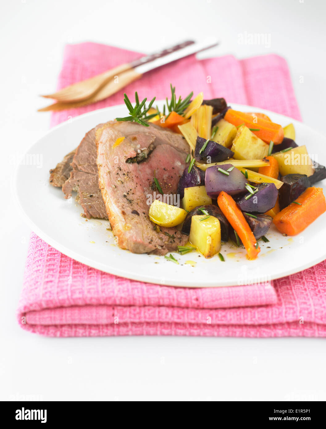 Lamm und Wurzelgemüse mit Rosmarin Stockfoto