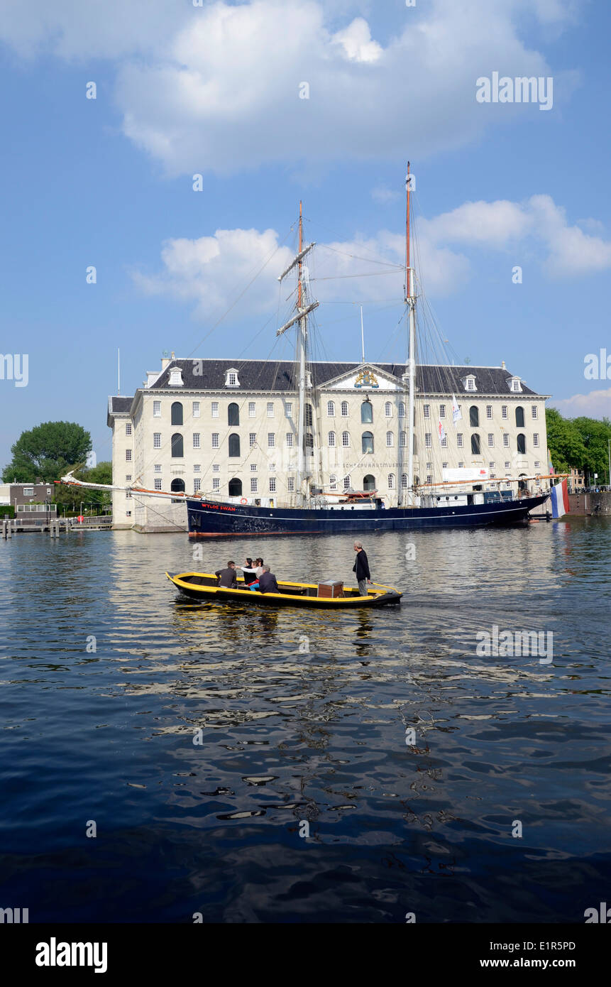 Wylde Swan Großsegler vertäut außen Het Scheepvaartmuseum, das National maritime Museum Amsterdam Holland Stockfoto