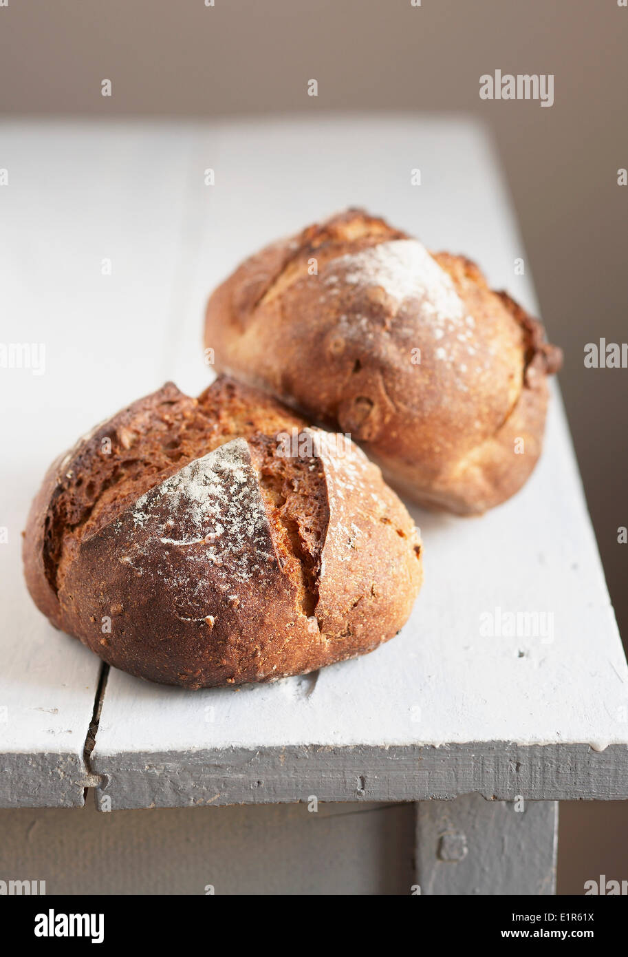 Zwei dunkle Brot Brote Stockfoto