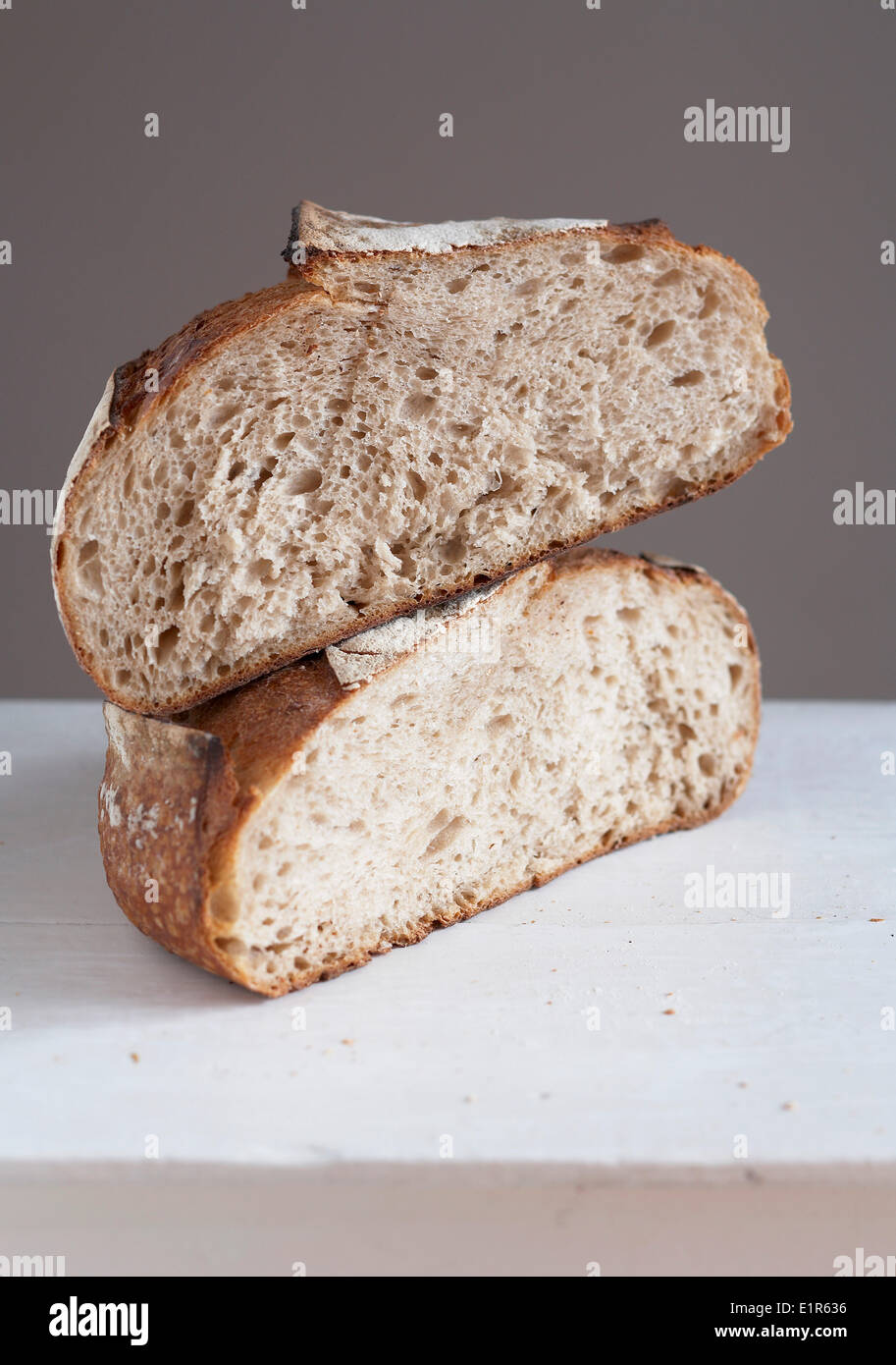 Rundes Laib Brot in zwei Hälften geschnitten Stockfoto