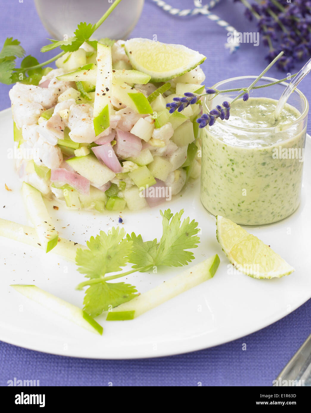 Gemüse und Apfel-Tatar, Kräutersauce Stockfoto