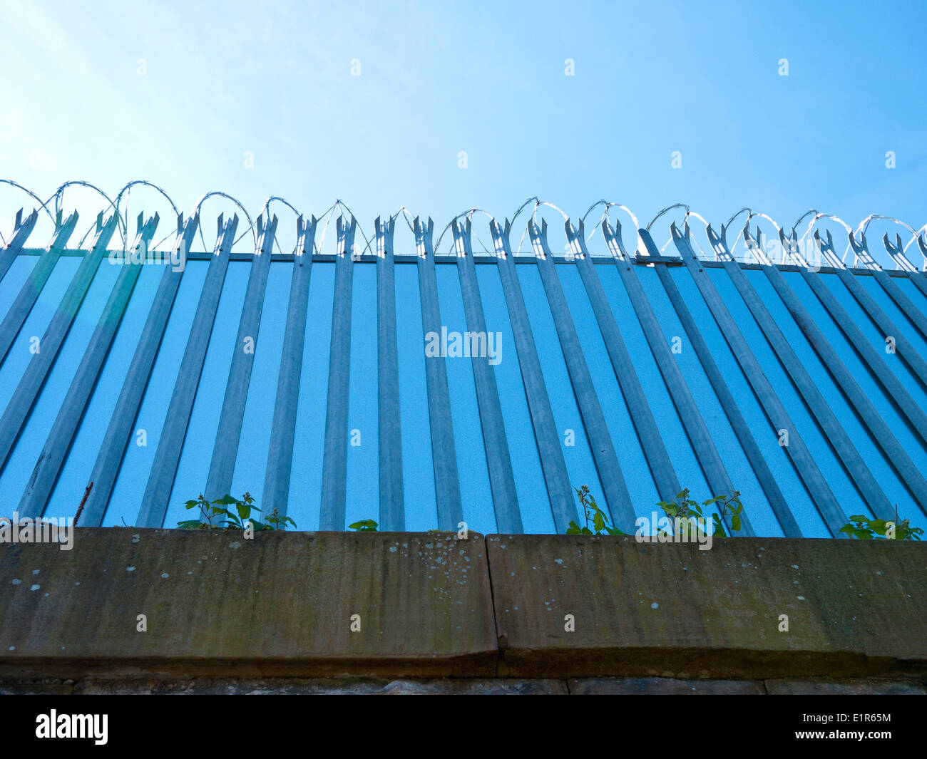 Hohe Sicherheitszaun mit Stacheldraht. Stockfoto