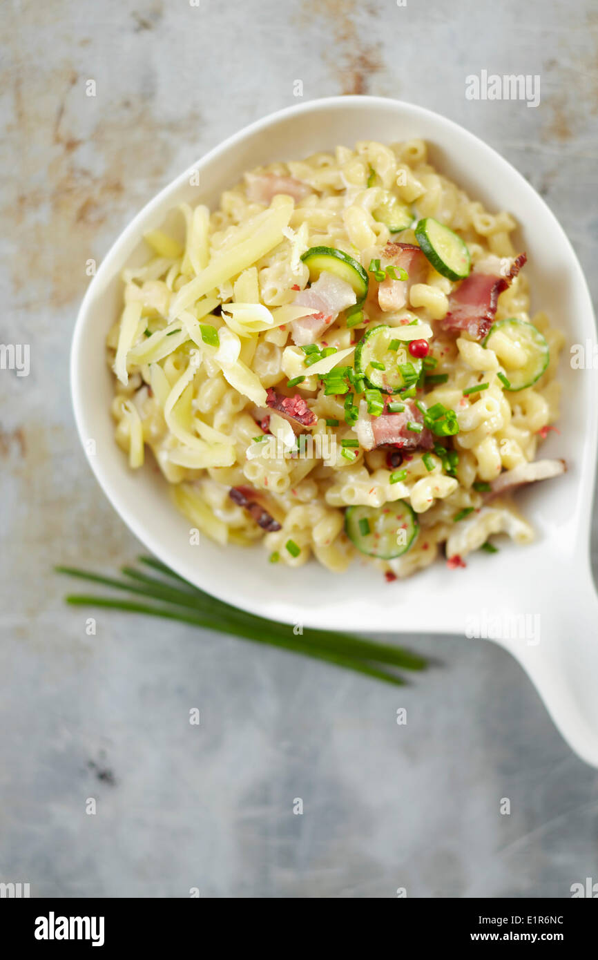 Shell-Pasta-Risotto mit geräucherter Speck und Zucchini Stockfoto