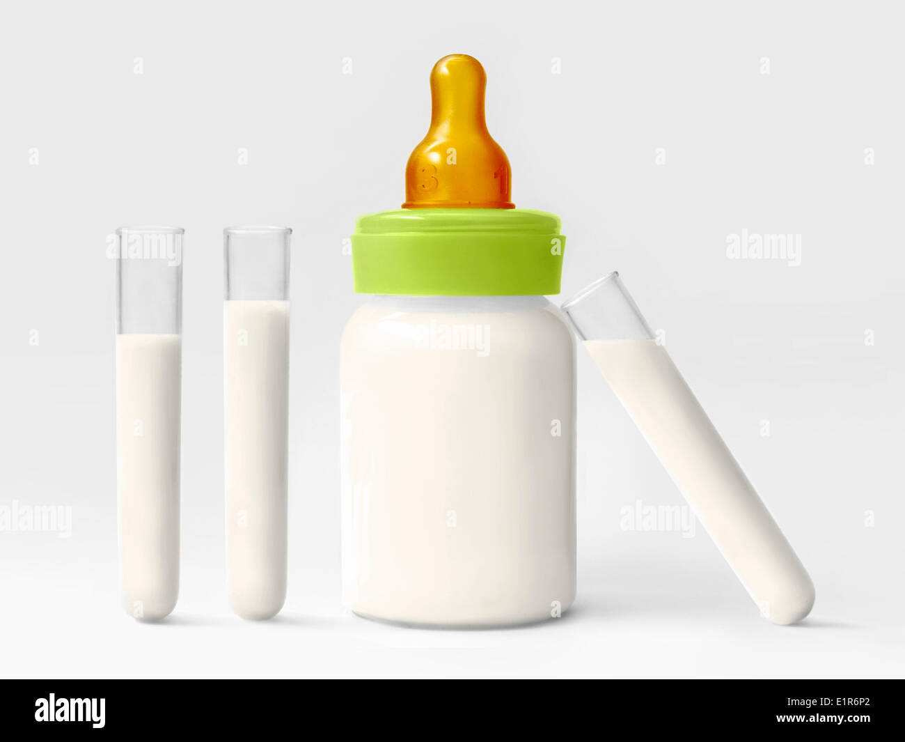 Babyflasche voller Milch und Reagenzgläser voll Milch Stockfoto