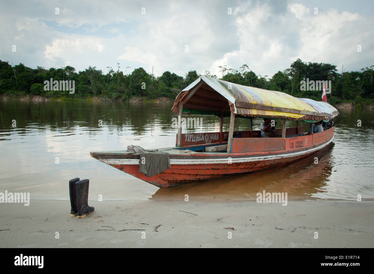 Peque-Peque Boot hochgezogen auf Sandy Beach von Amazonas in der Nähe von Iquitos Peru Stockfoto