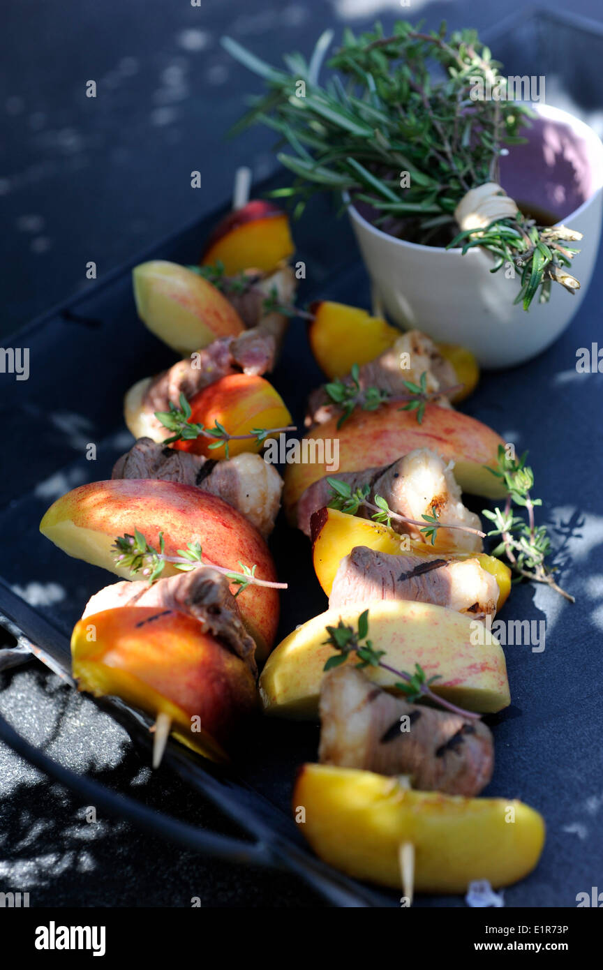 Ente Magret, Pfirsich und Apfel-Spieße Stockfoto