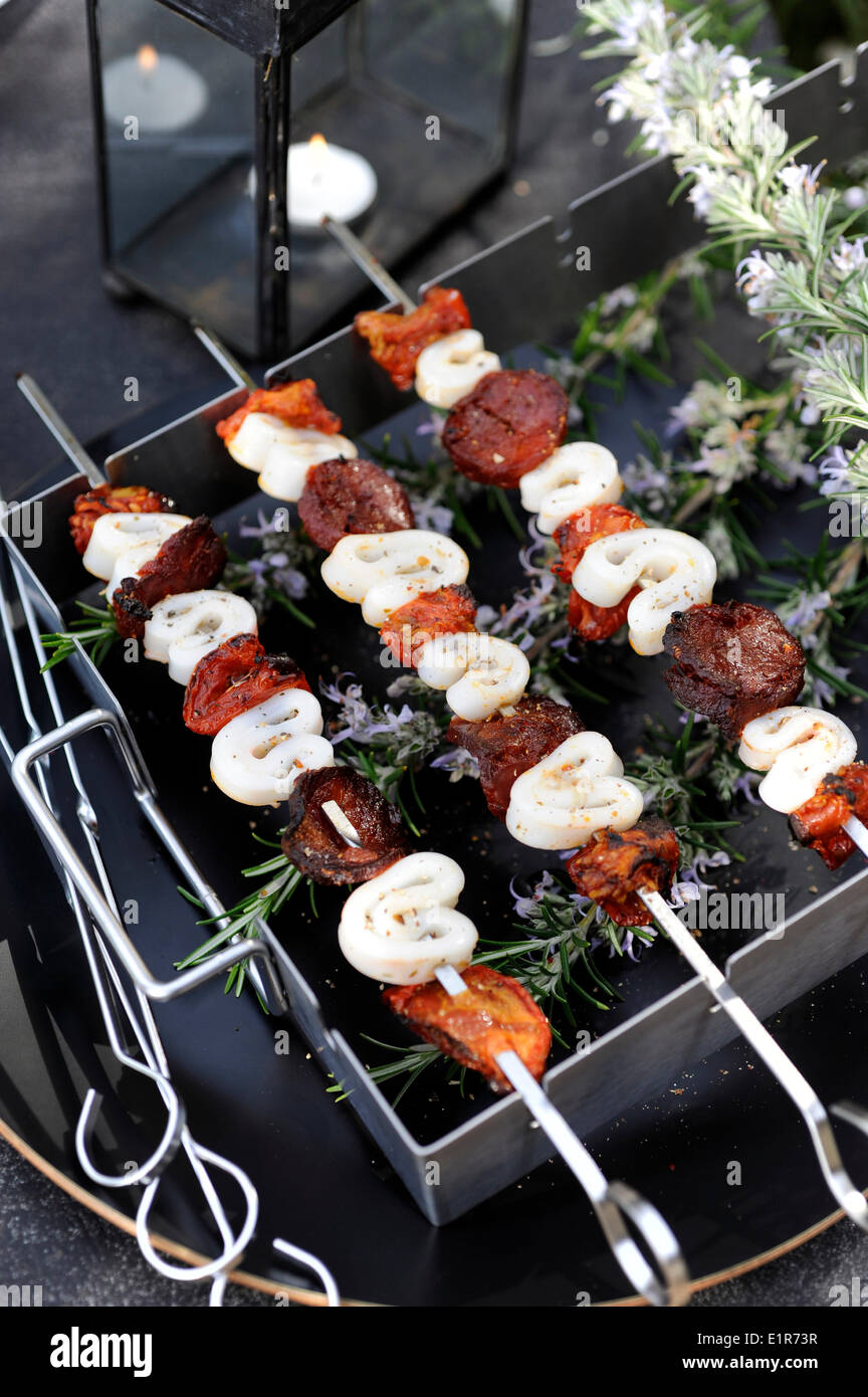 Chipiron, Chorizo und Tomaten Spieße Stockfoto