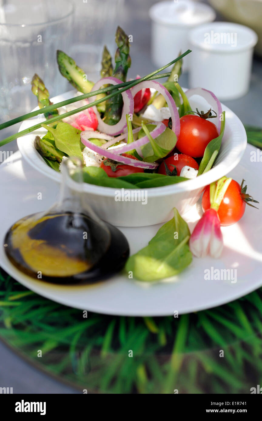 Baby-Blattspinat, Feta, grünen Spargel und Cherry-Tomaten Salat Stockfoto