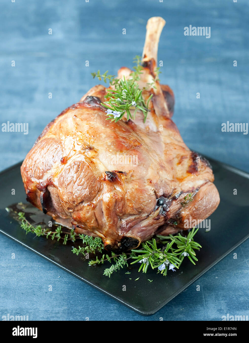Lammkeule mit thymian -Fotos und -Bildmaterial in hoher Auflösung – Alamy