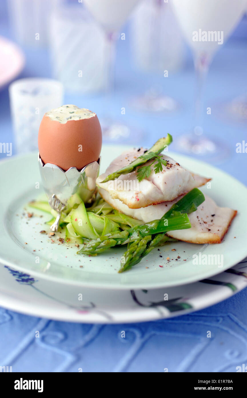 Wolfsbarsch, weich gekochtes Ei mit Kräutern und grünem Spargel Stockfoto