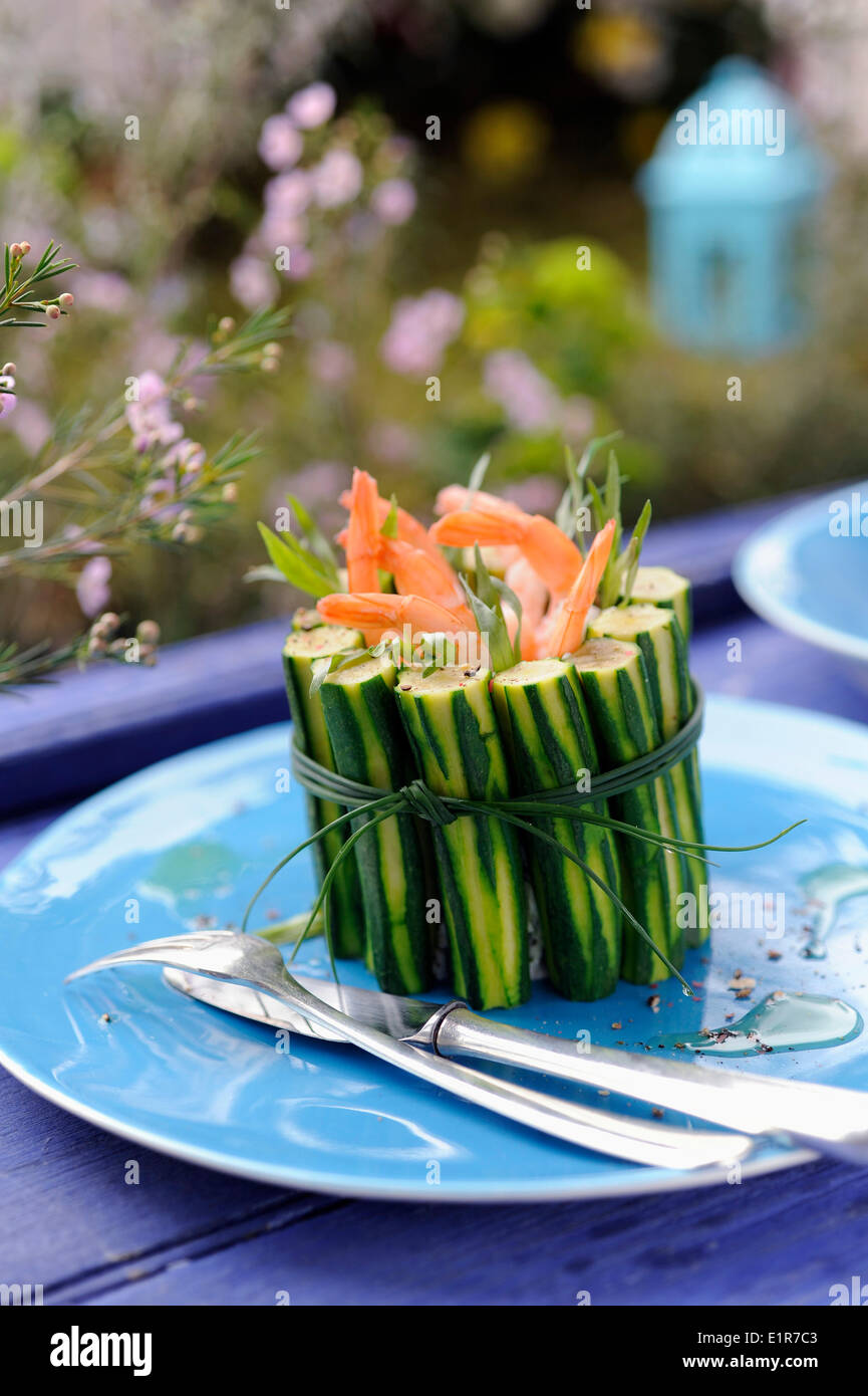 Mini-Zucchini, Shrimps und Estragon Charlotte Stockfoto