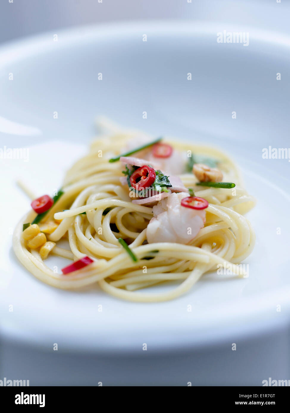 Spaghetti mit Dublin Bay Garnelen und rohem Schinken Stockfoto