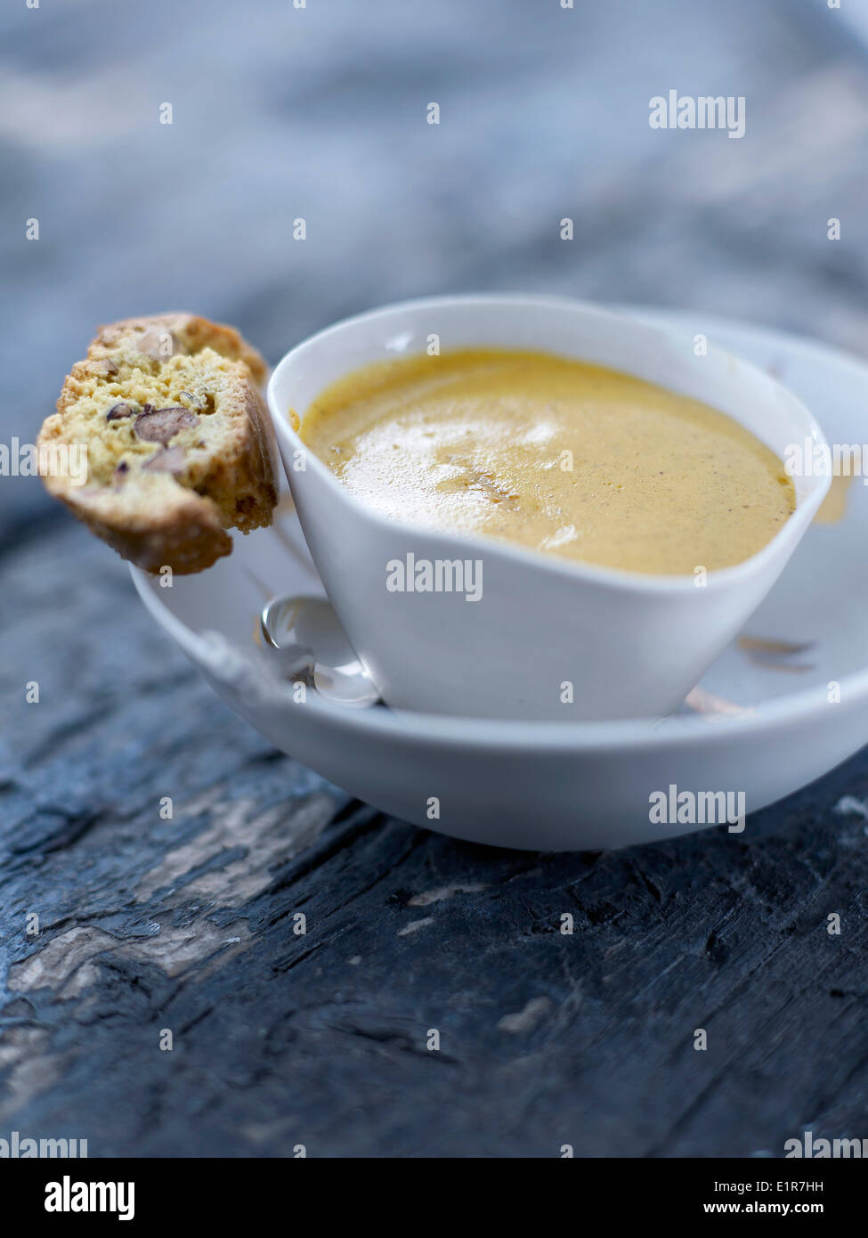 Marsala und Zimt Zabaione Stockfoto