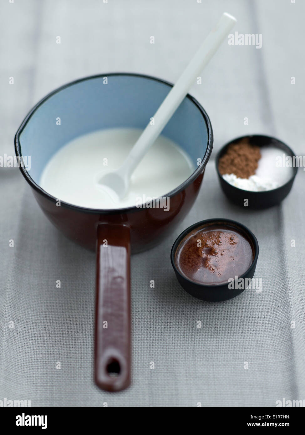 Die Milch in einem Topf erhitzen Stockfoto