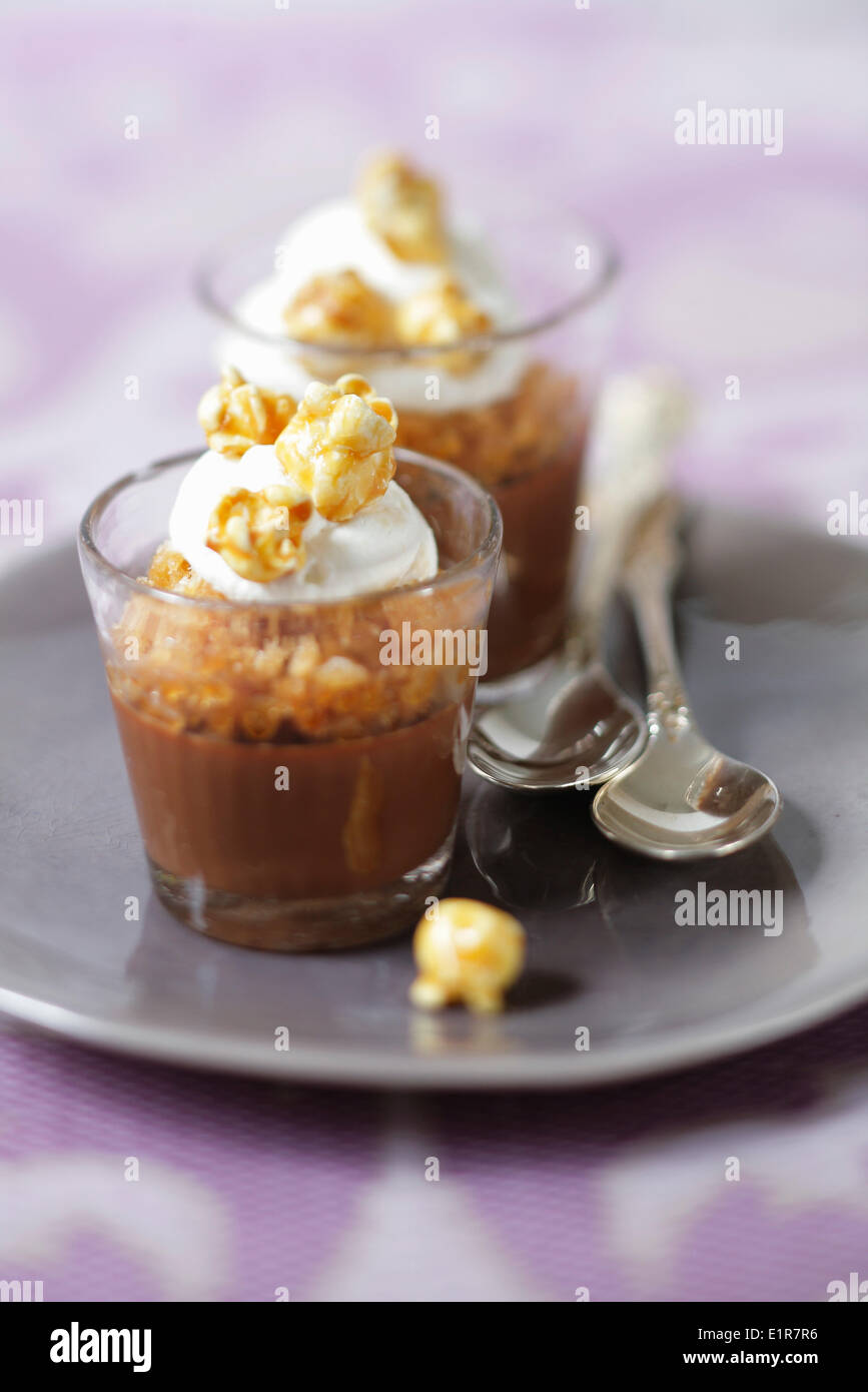 Schokoladencreme mit Popcorn und Schlagsahne Stockfoto