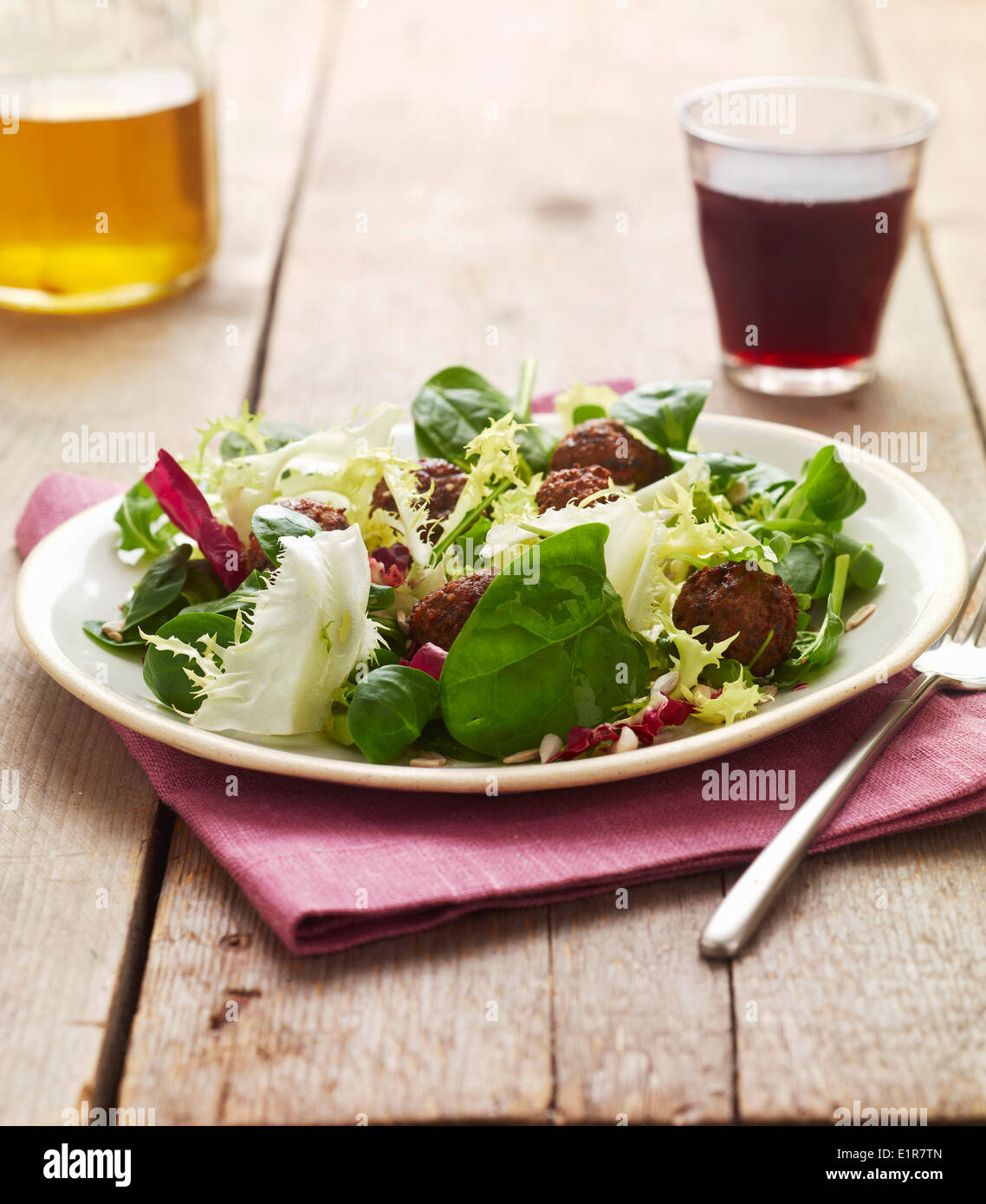Gemischter salat mit salat -Fotos und -Bildmaterial in hoher Auflösung ...