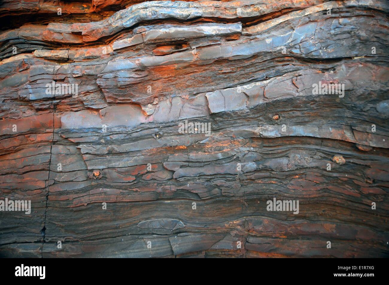 Banded Eisenstein Formationen in Wand der Dales Gorge, Karijini-Nationalpark, Hamersley Ranges, Western Australia Stockfoto