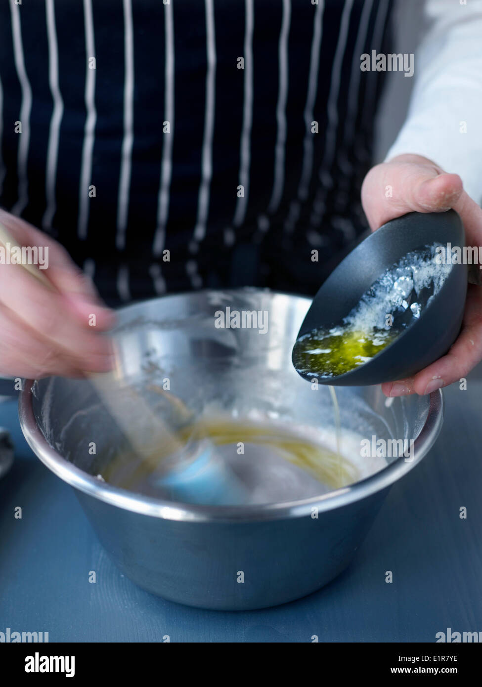 Die Galette-Teig hinzufügen die geschmolzene butter Stockfoto