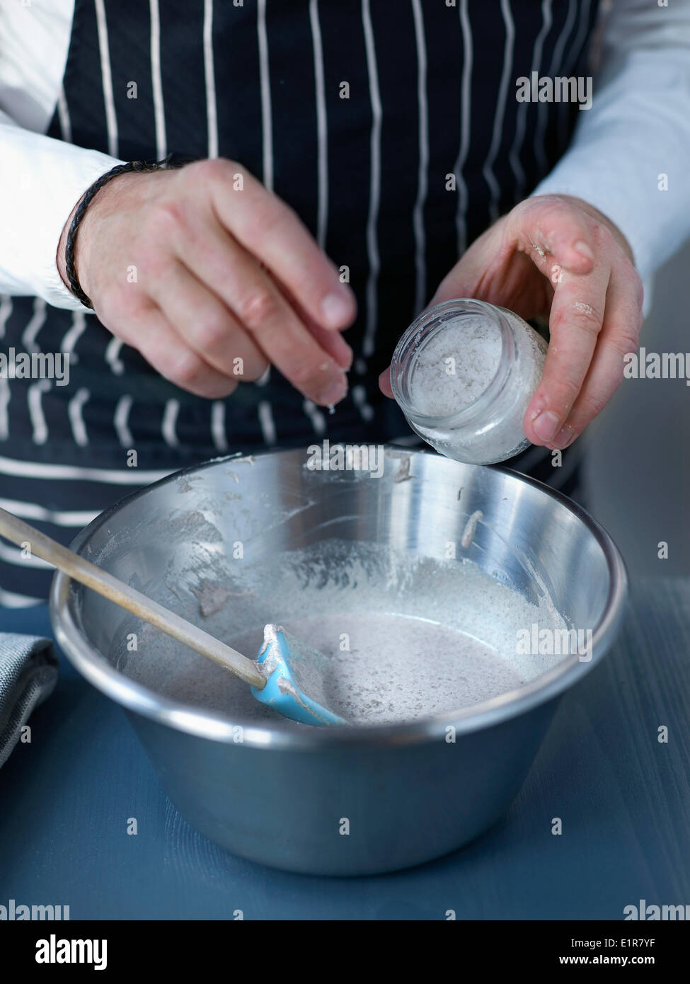 Das Fleur de Sel, Meersalz, Hinzufügen der Galette-Teig Stockfoto