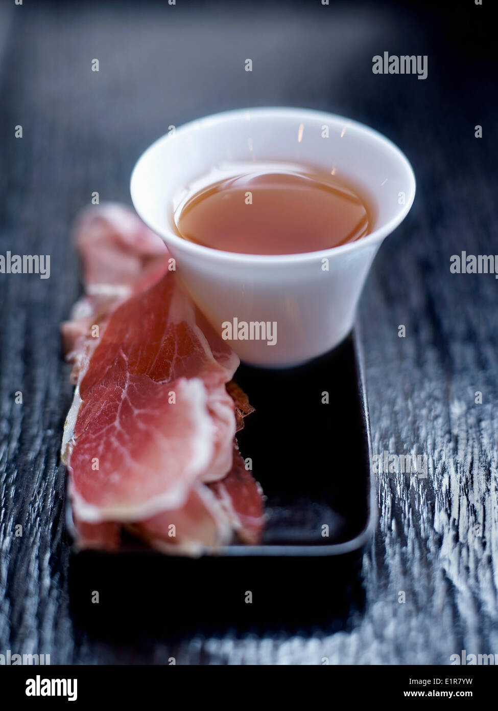 Tasse Tee und dünne Scheiben von spanischen Schinken Stockfoto