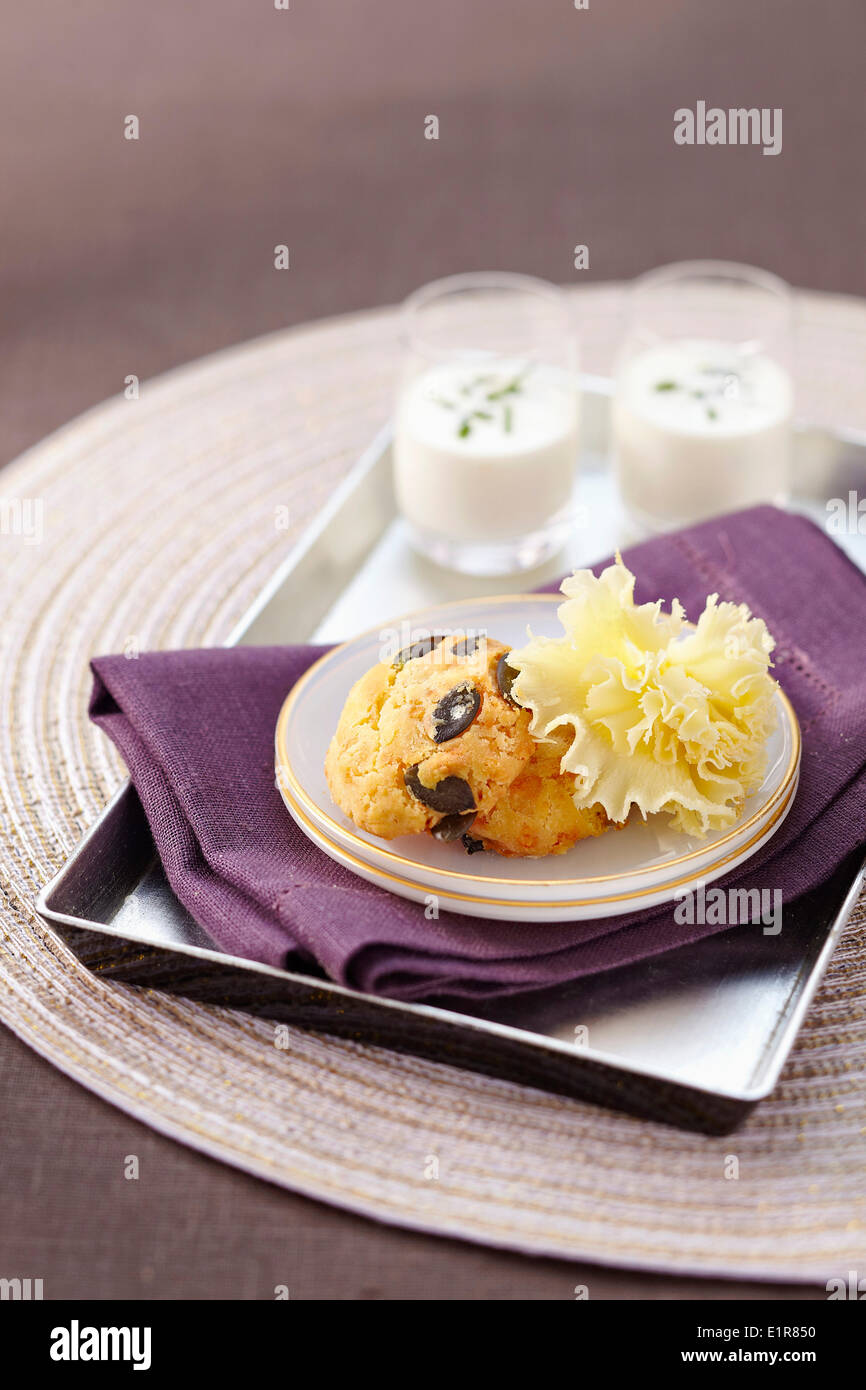 Cookies mit Tête de Moine-Käse Stockfoto