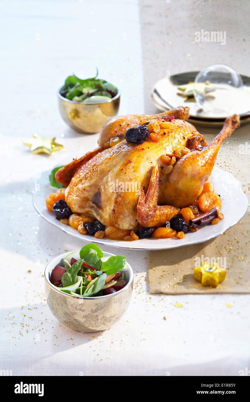 Gebratenes Poulard Henne mit Winter Obst, Salat Weihnachten Stockfoto