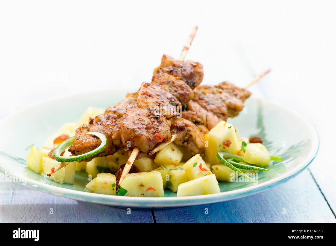Huhn und Schweinefleisch-Spieße mit Ananas Salat Stockfoto