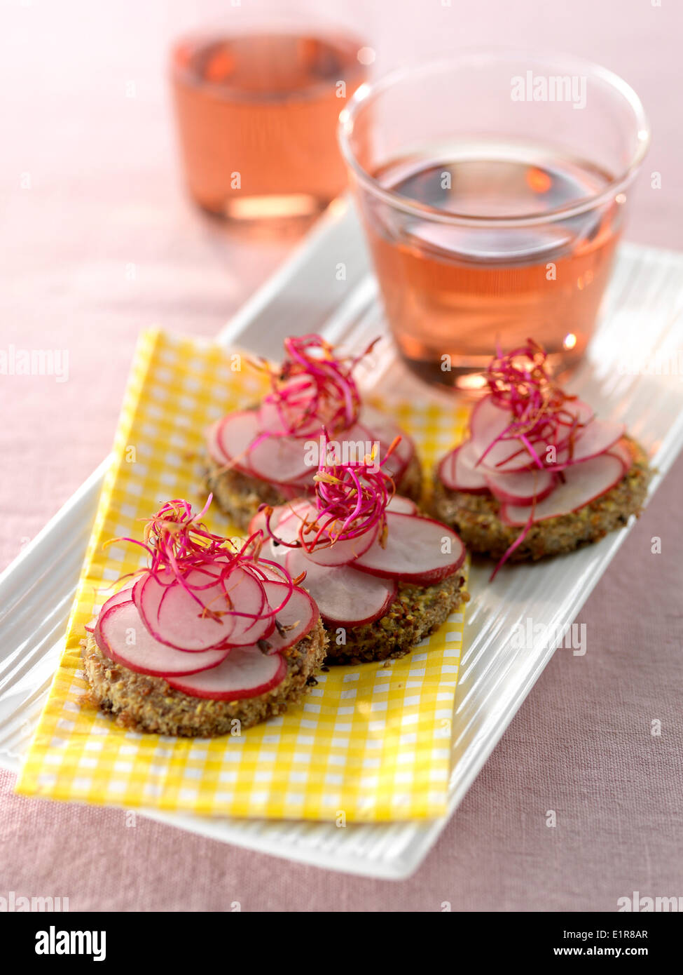 Radieschen in Scheiben Graubrot Stockfoto