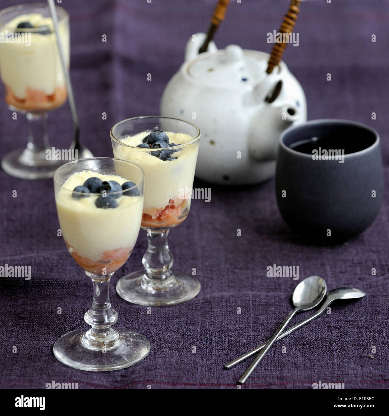 Rosa Keks und weiße Schokoladen-Mousse mit Heidelbeeren Stockfoto