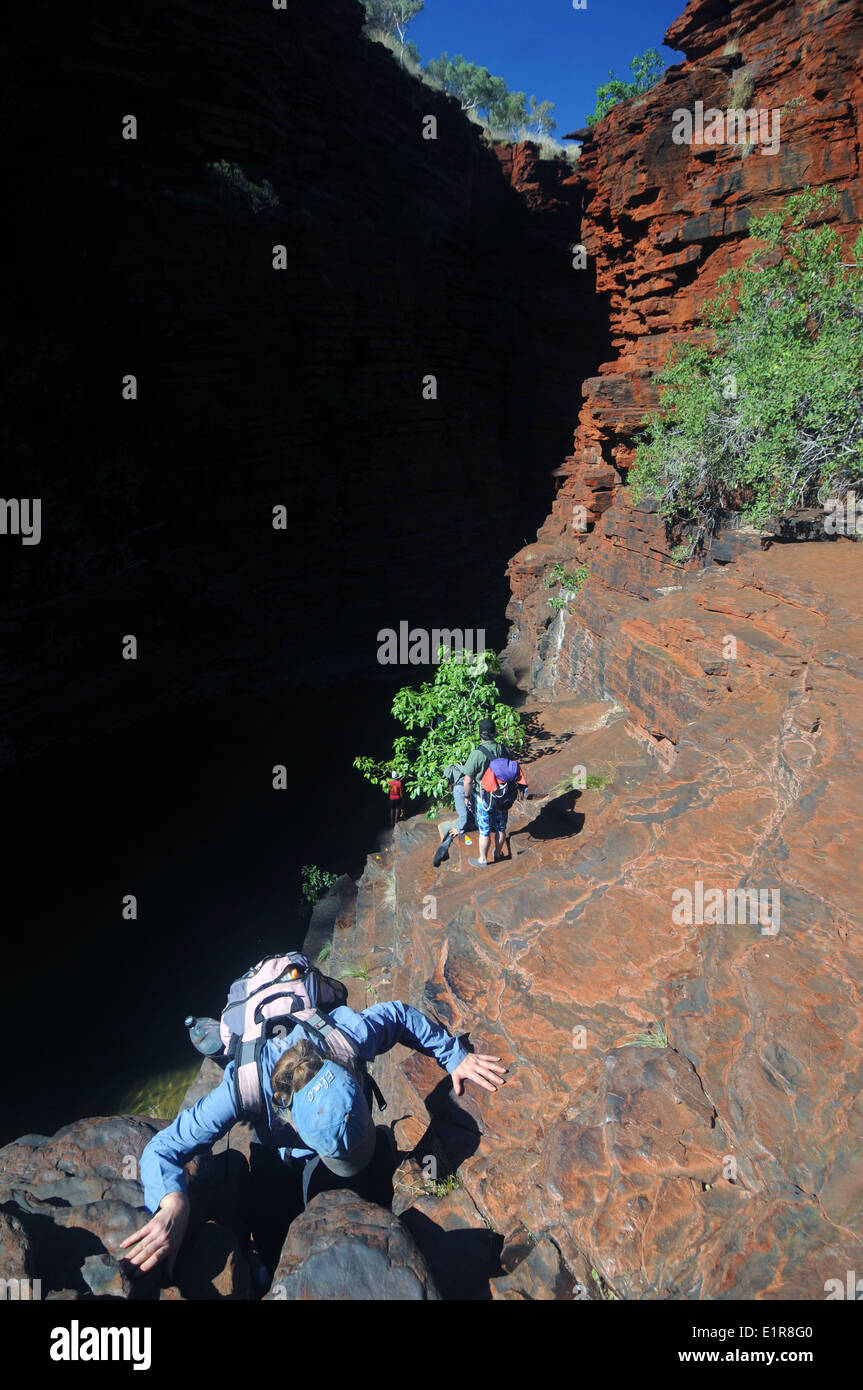 Abstieg in Joffre Gorge, Karijini-Nationalpark, Hamersley Range, Pilbara, Western Australia. Kein Herr Stockfoto