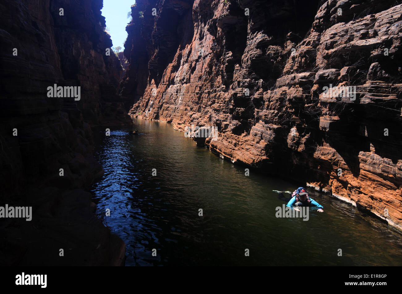Frau im Neoprenanzug Schläuche in Joffre Gorge, Karijini-Nationalpark, Hamersley Range, Pilbara, Western Australia. Kein Herr Stockfoto