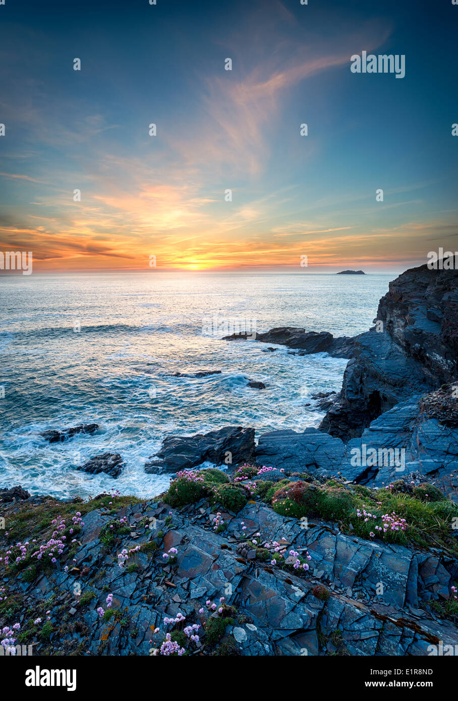 Einen feurigen Sonnenuntergang mit Blick auf den Atlantik an der Nordküste von Cornwall in der Nähe von Longcarrow Cove Stockfoto