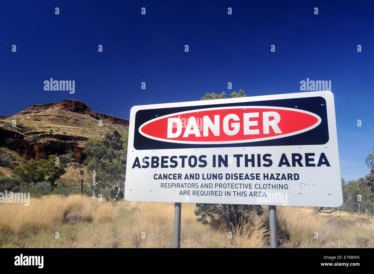 Asbest Warnschild neben Weg zum stillgelegten Bergwerk, Wittenoom Gorge, Hamersley Range, Pilbara, Western Australia Stockfoto
