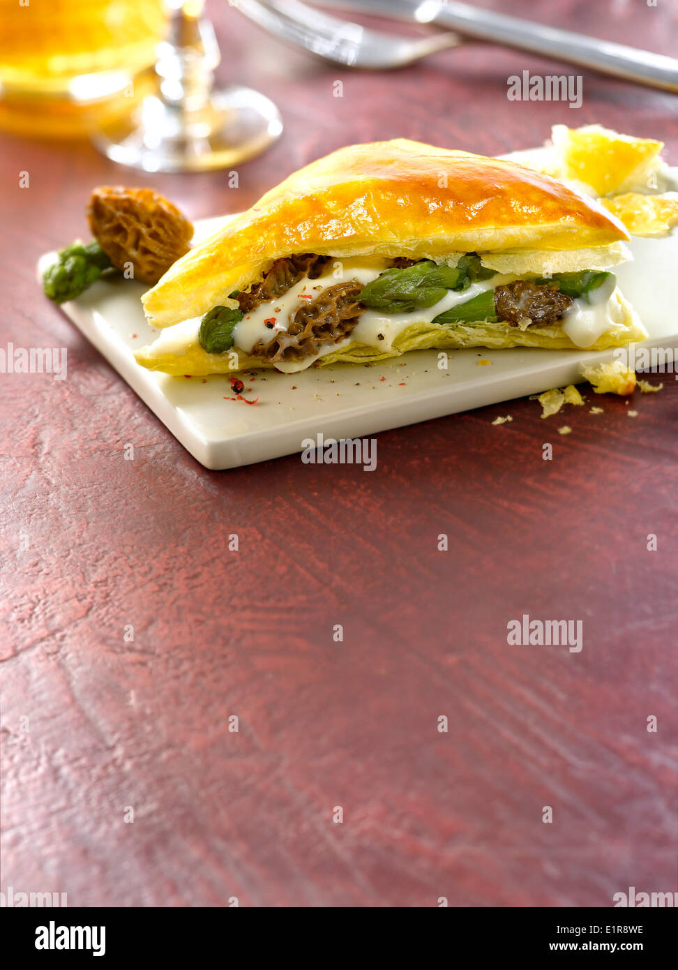 Spargel und Morcheln Blätterteig-Torte Stockfoto