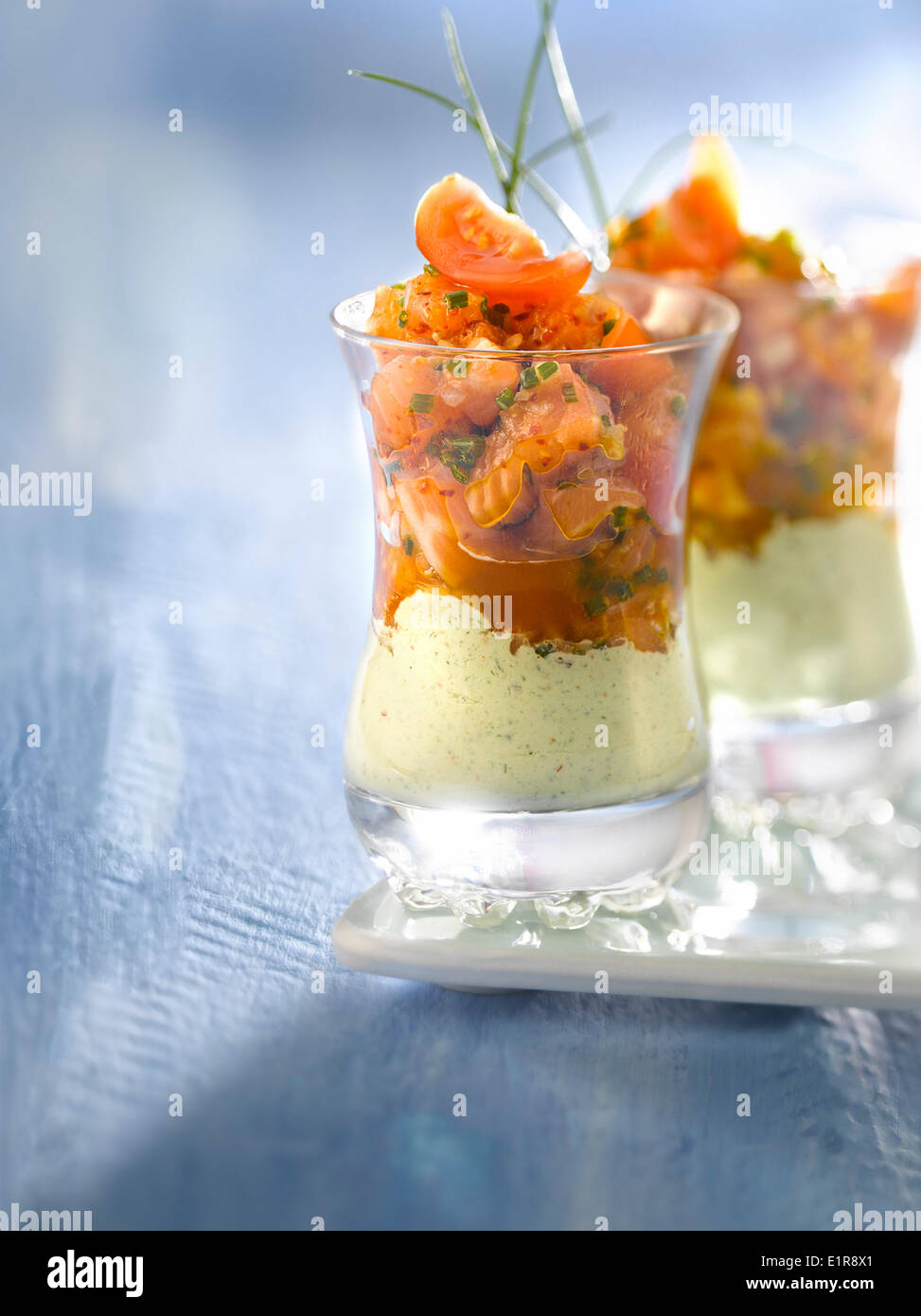 Lachs-Tatar und Rucola Salat Creme Feinschmeckerpaket Stockfoto